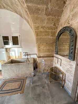 Shower, hair dryer, towels - Room 'Masseria Le Dimore, Stanza 5' with Shared Pool, Wi-Fi and Air Conditioning (Gallipoli)