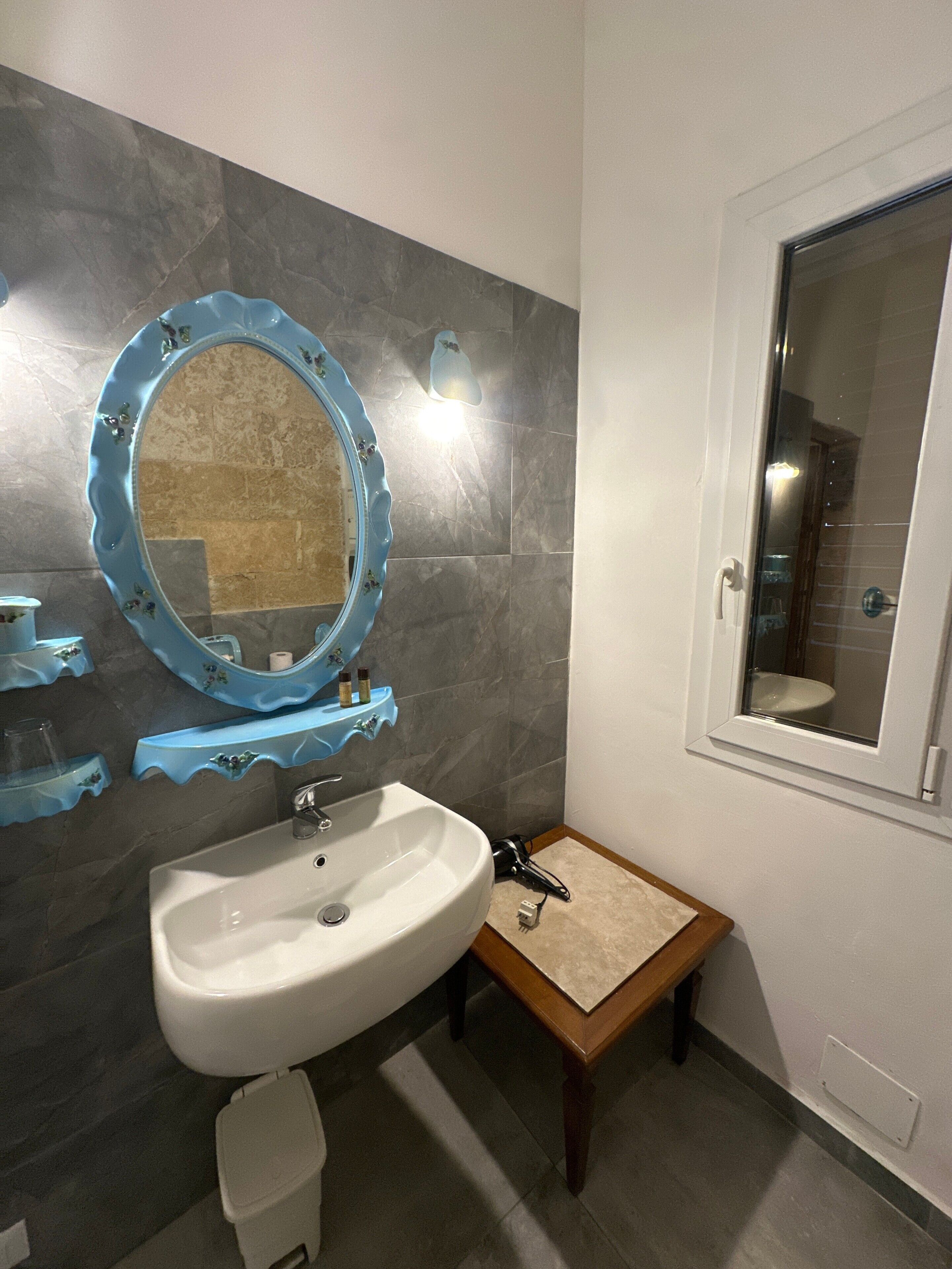 Douche, sèche-cheveux, serviettes fournies