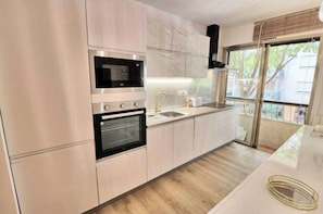 Apartment | Eigene Küche | Wasserkocher mit Kaffee-/Teezubehör, Kühlschrank, Mikrowelle, Ofen