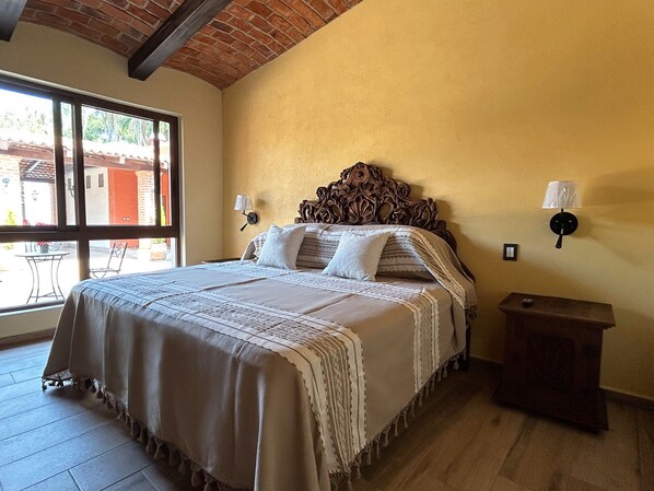 Tabla de planchar con plancha, internet y ropa de cama 