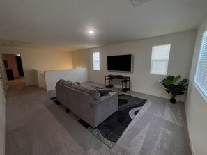 Living area - 5 bedroom home in Prime Location Easy Access to All of Phoenix Valley (Phoenix)
