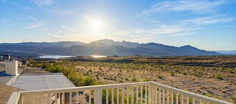 Howling Coyote: Mountain Views, Near Lake Mohave