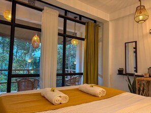 Habitación doble Deluxe, balcón, vista a la montaña | Espacio para trabajar con laptop y wifi gratis 