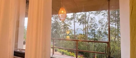 Deluxe Double Room, Balcony, Mountain View | Interior