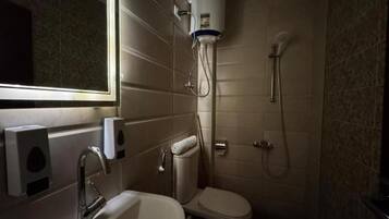 Kostenlose Toilettenartikel, Haartrockner, Hausschuhe, Handtücher