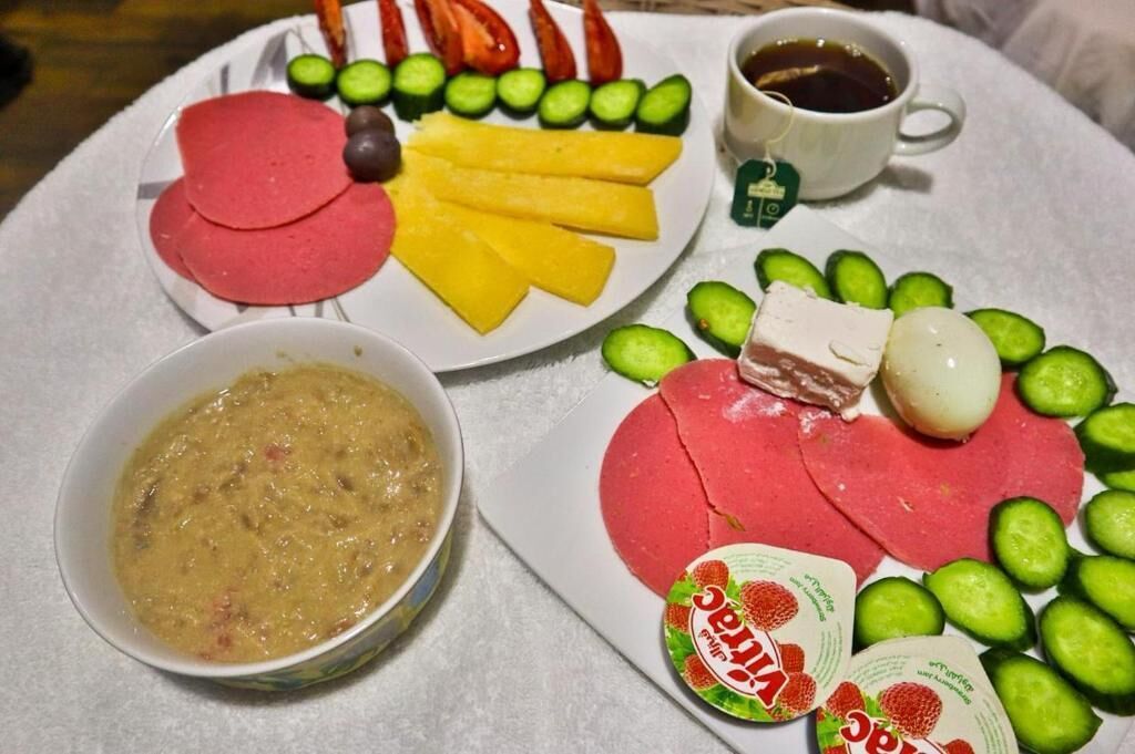 Chambre Confort Double ou avec lits jumeaux, balcon, vue ville | Repas de petit déjeuner | Petit déjeuner anglais compris tous les jours
