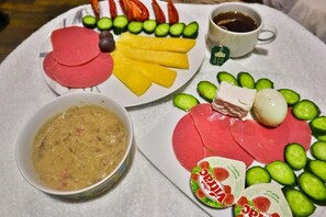Dobbelt- eller tomannsrom – comfort, balkong, byutsikt | Frokostmåltid | Engelsk frokost er inkludert hver dag