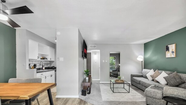 Um apartamento moderno com cozinha, sala de jantar e sala de estar.