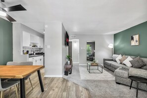 A modern apartment with a kitchen, dining area, and living room. - Arlington 1BR | AT&T, Globe Life, 6 Flags, Parking (Arlington)