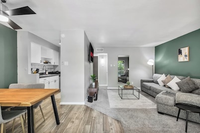 Arlington 1BR | AT&T, Globe Life, 6 Flags, Parking