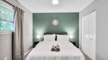 Desk, iron/ironing board, WiFi, bed sheets