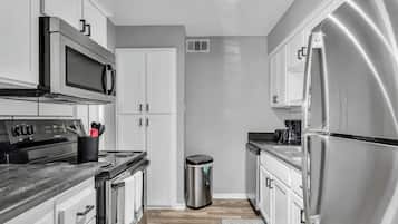 Refrigerador, microondas, horno, placa de cocina