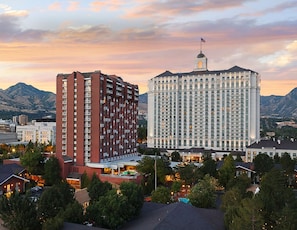 A hotel with a central tower, multiple floors, and a flag on top. - Grand America | Premier 2 Queen | Downtown SLC (Salt Lake City)
