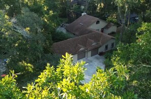 Exterior - Spacious 5-bedroom house with backyard in charming Jacksonville, 8 min to beach (Jacksonville)