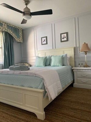 Room - Spacious 5-bedroom house with backyard in charming Jacksonville, 8 min to beach (Jacksonville)