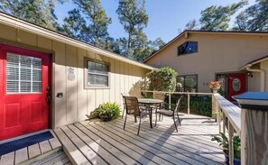 Outdoor dining - Spacious 5-bedroom house with backyard in charming Jacksonville, 8 min to beach (Jacksonville)