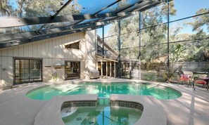 Pool - Spacious 5-bedroom house with backyard in charming Jacksonville, 8 min to beach (Jacksonville)