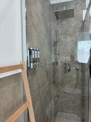 Dusche, Haartrockner, Bidet, Handtücher