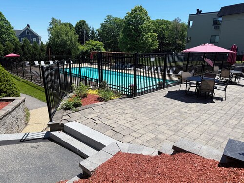 2BR Laconia Condo w/Pool near Weirs Beach & Gunstock