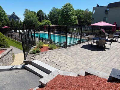 2BR Laconia Condo w/Pool near Weirs Beach & Gunstock