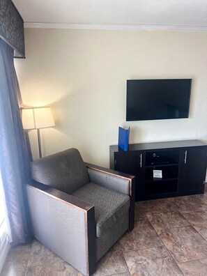 TV - Wake Up to Stunning Views – Your Balcony Escape! (Tampa)