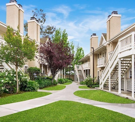 Pet-Friendly 2BR Suite w/ Kitchen & Free Breakfast | Near Tri-City Park - 1.2 mi