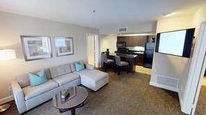Living area - Pet-Friendly 2BR Suite w/ Kitchen & Free Breakfast | Near Tri-City Park - 1.2 mi (Brea)