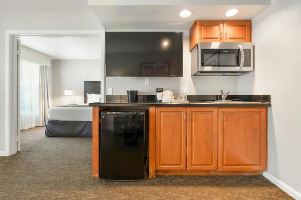 Private kitchen - Suite w/ Kitchenette near Brea Mall - 3.3 mi | Free Hot Breakfast & Outdoor Pool (Brea)