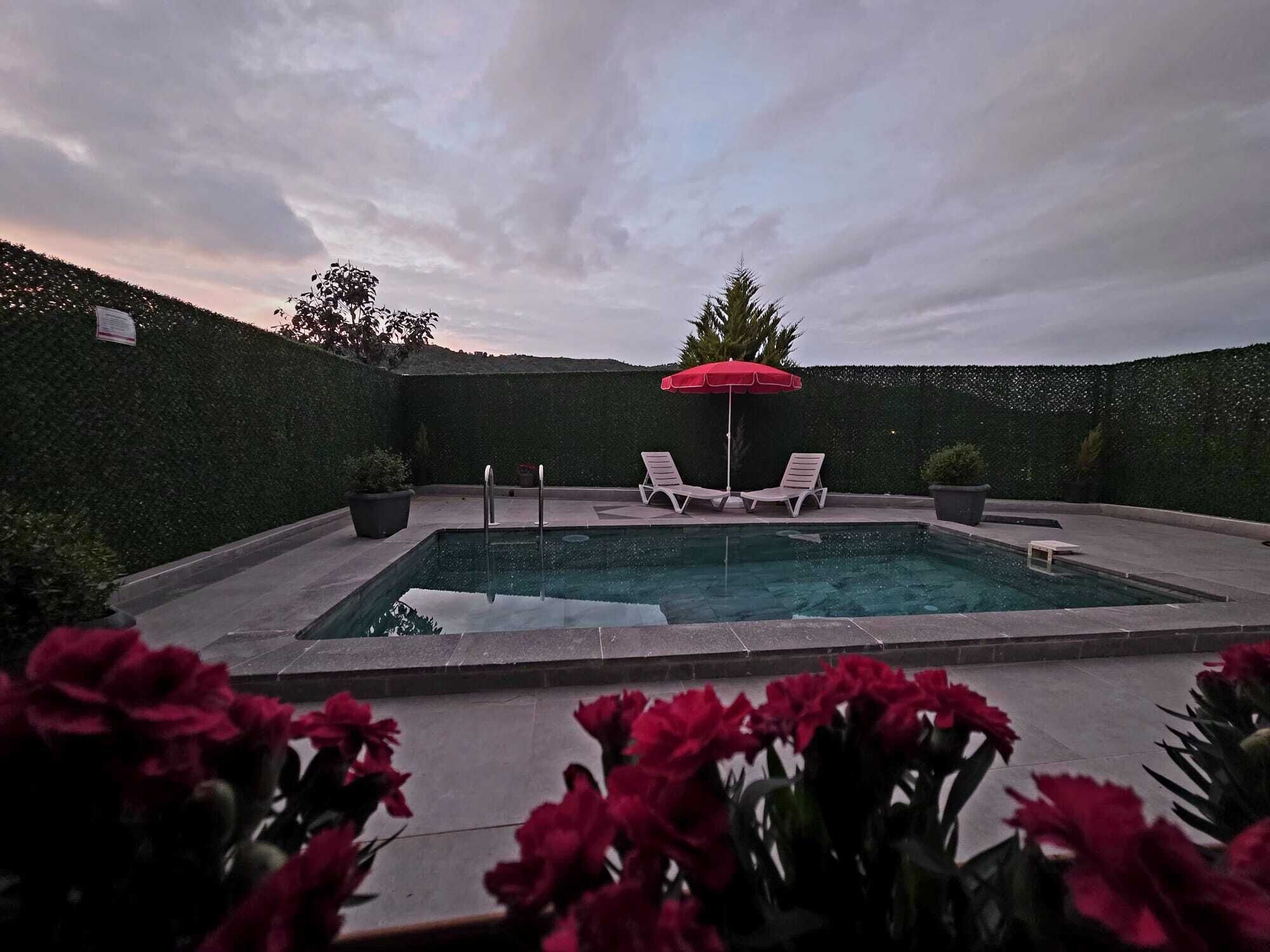 Villa Familiale, patio, vue jardin | Piscine | Piscine extérieure, parasols de plage, chaises longues