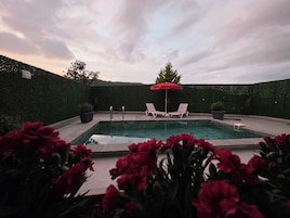 Family Villa, Veranda, Bahçe Manzaralı | Havuz | Açık yüzme havuzu, havuz şemsiyeleri, şezlonglar