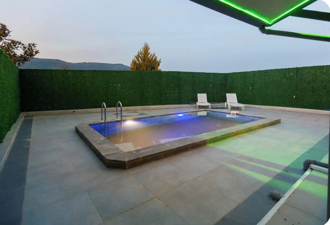 Villa familiare, patio, vista giardino | Piscina | Piscina all'aperto, ombrelloni da piscina, lettini