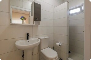 Biệt thự dành cho gia đình, sân hiên, quang cảnh vườn | Phòng tắm
