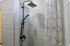 Villa familiar, patio, vista al jardín | Baño