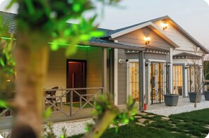 Biệt thự dành cho gia đình, sân hiên, quang cảnh vườn | Ngoại thất