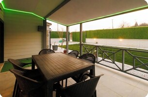 Family Villa, Veranda, Bahçe Manzaralı | Açık havada yemek servisi