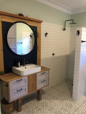 Dusche, Haartrockner, Handtücher, Seife