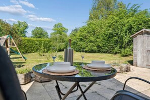 Outdoor dining - Five Acres Cottage (Rickmansworth)