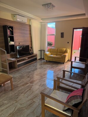 Living area - Casa em Condomínio 4 quarto próximo à Brasilia. (Cidade Ocidental)