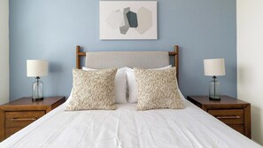 Escritorio, tabla de planchar con plancha, wifi y ropa de cama 