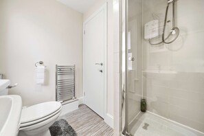 Hair dryer, towels - Peaceful 4-Bed Home in Aylesbury (Aylesbury)