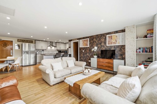 6-Bedroom Family Haven with Garden in Aylesbury