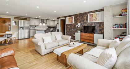6-Bedroom Family Haven with Garden in Aylesbury