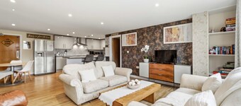 6-Bedroom Family Haven with Garden in Aylesbury