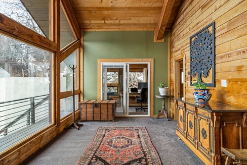 Dog Friendly w/Amazing Views/Setting in Woods w/Private Hot Tub-Yard/Patio/Grill-7m to Mtn/Town