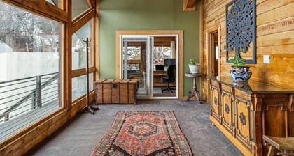 Dog Friendly w/Amazing Views/Setting in Woods w/Private Hot Tub-Yard/Patio/Grill-7m to Mtn/Town
