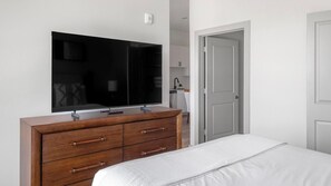 Desk, iron/ironing board, WiFi, bed sheets - Landing | Chic 1BD, Gym (Houston)