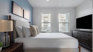 Desk, iron/ironing board, WiFi, bed sheets - Landing | Beautiful 1BD, Gym, Pool (Austin)