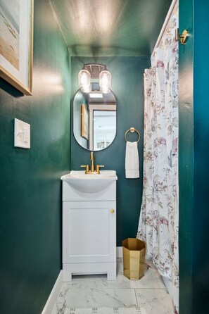 Bathroom - Newly renovated 2-bedroom condo- 4 min walk to Hampton Beach (Hampton)