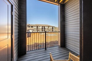 Interior - Landing | Spectacular 2BD, Gym, Clubhouse (Asheville)