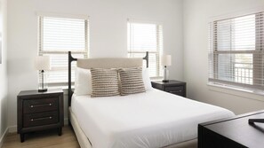 Desk, iron/ironing board, WiFi, bed sheets - Landing | Spectacular 2BD, Courtyard, Gym (Chapel Hill)